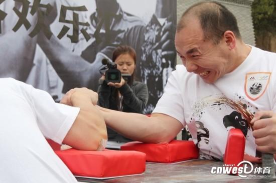 中国选手vs日本掰手腕的相关图片